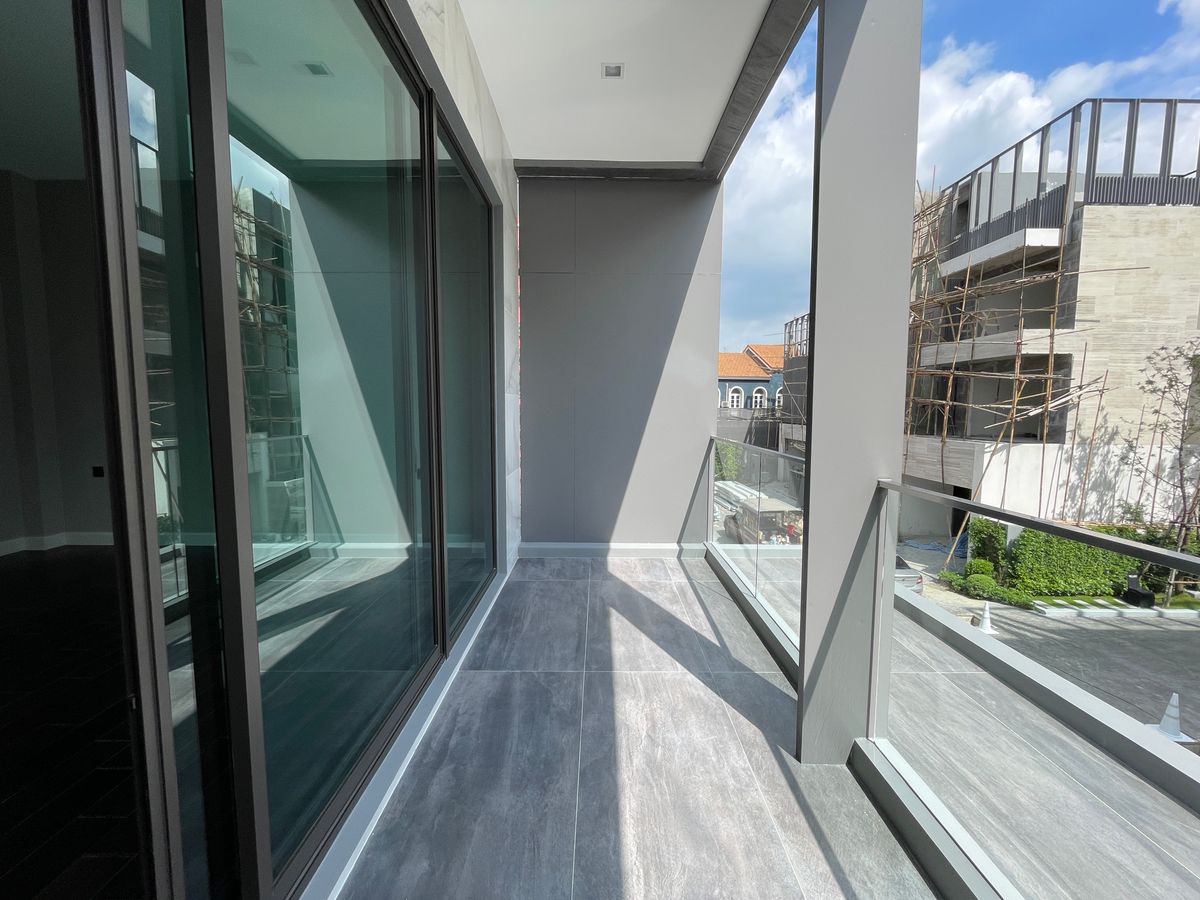 ขายบ้านเลียบทางด่วนรามอินทรา : บ้านเดี่ยวสุดหรู 95E1 (ไนน์ตี้ไฟว์อีสต์วัน) สไตล์ Ultra Luxury พร้อมสระว่ายน้ำส่วนตัว ใกล้ทางด่วนและย่านธุรกิจ บ้าน 3 ชั้น 4 ห้องนอน 7 ห้องน้ำ 5 ที่จอดรถ เข้าออก 2 ทาง ทั้งถนนเลียบทางด่วนเอกมัย – รามอินทรา และถนนเกษตร-นวมินทร์