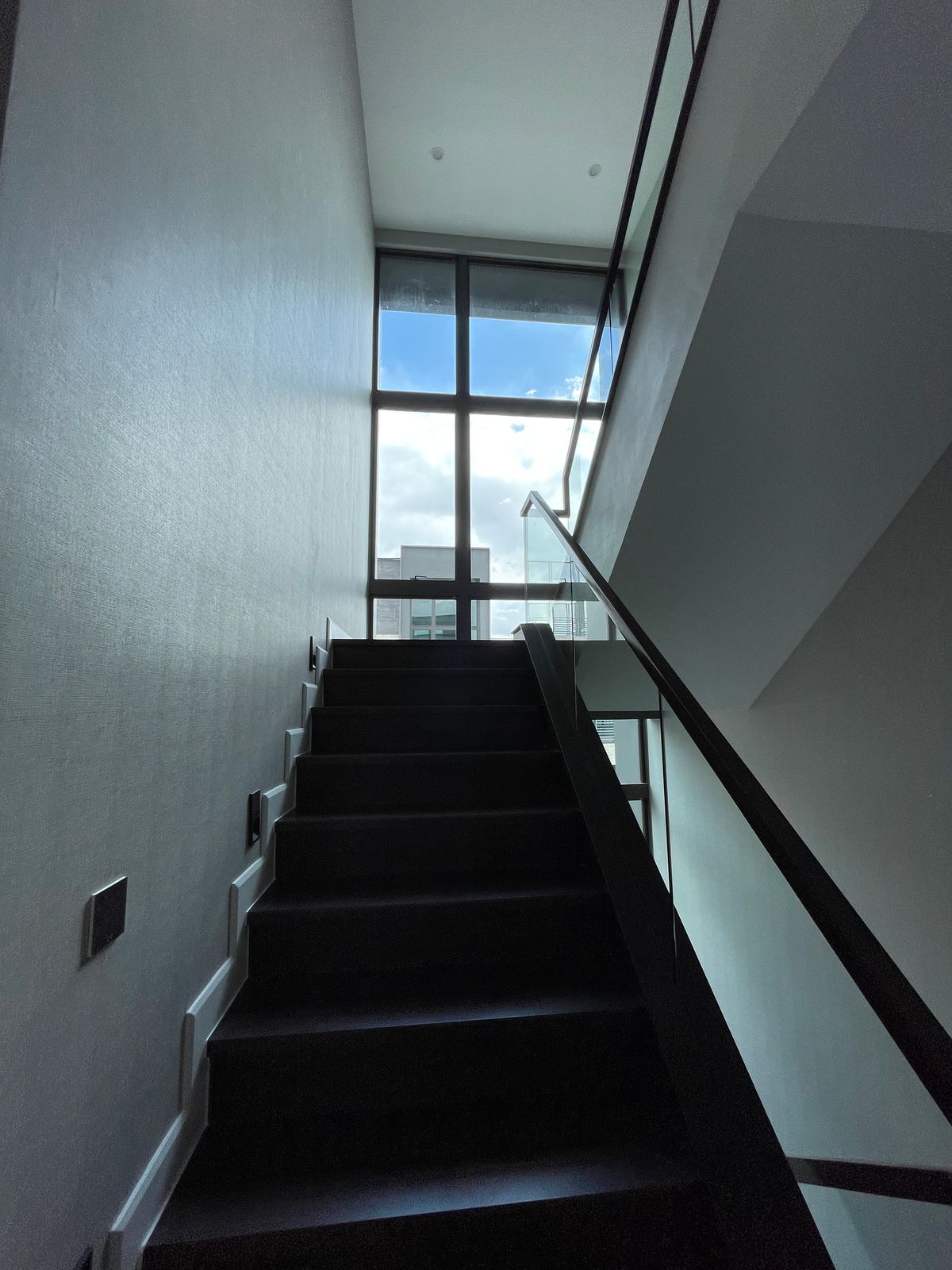 ขายบ้านเลียบทางด่วนรามอินทรา : บ้านเดี่ยวสุดหรู 95E1 (ไนน์ตี้ไฟว์อีสต์วัน) สไตล์ Ultra Luxury พร้อมสระว่ายน้ำส่วนตัว ใกล้ทางด่วนและย่านธุรกิจ บ้าน 3 ชั้น 4 ห้องนอน 7 ห้องน้ำ 5 ที่จอดรถ เข้าออก 2 ทาง ทั้งถนนเลียบทางด่วนเอกมัย – รามอินทรา และถนนเกษตร-นวมินทร์