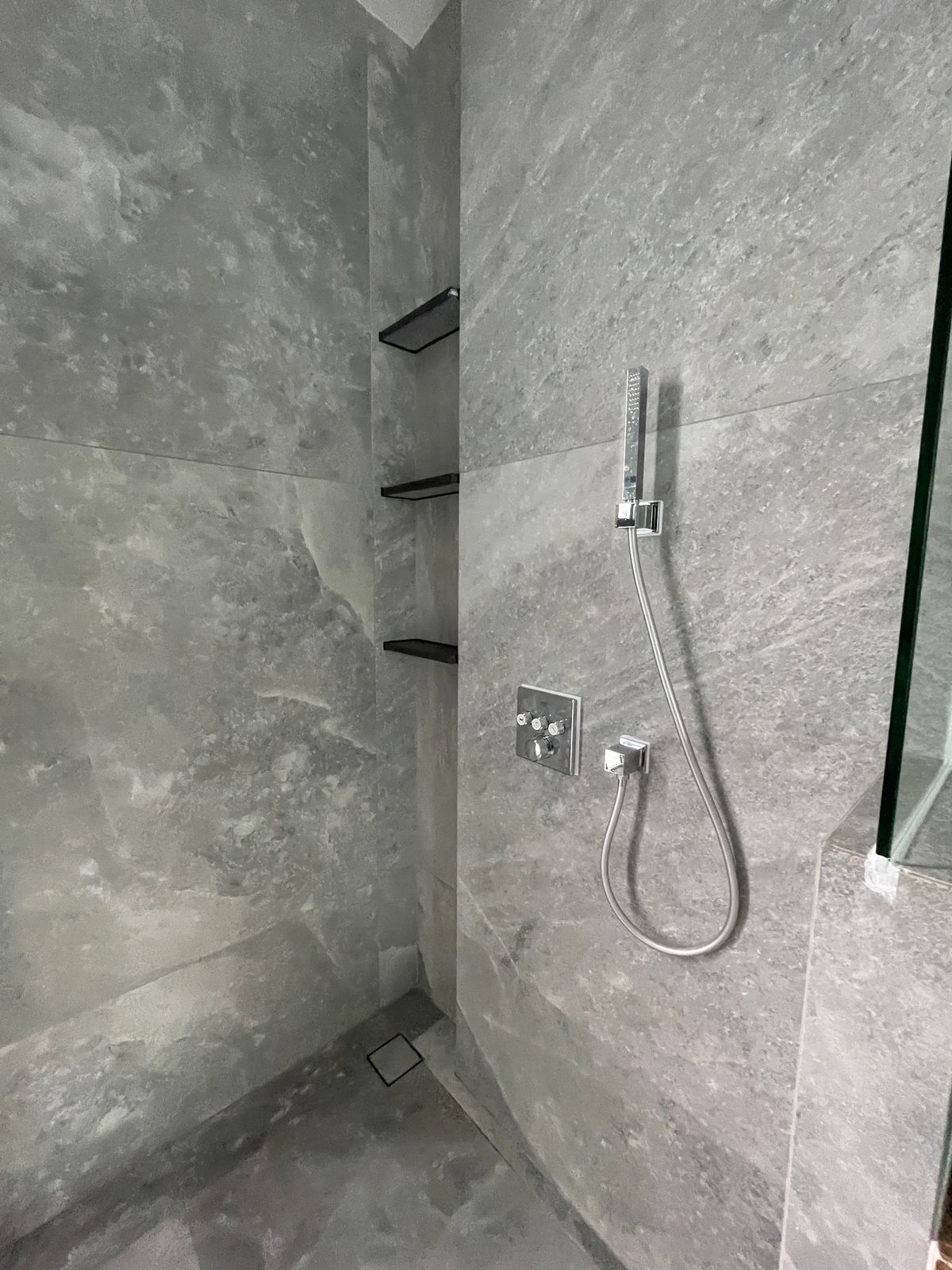 ขายบ้านเลียบทางด่วนรามอินทรา : บ้านเดี่ยวสุดหรู 95E1 (ไนน์ตี้ไฟว์อีสต์วัน) สไตล์ Ultra Luxury พร้อมสระว่ายน้ำส่วนตัว ใกล้ทางด่วนและย่านธุรกิจ บ้าน 3 ชั้น 4 ห้องนอน 7 ห้องน้ำ 5 ที่จอดรถ เข้าออก 2 ทาง ทั้งถนนเลียบทางด่วนเอกมัย – รามอินทรา และถนนเกษตร-นวมินทร์