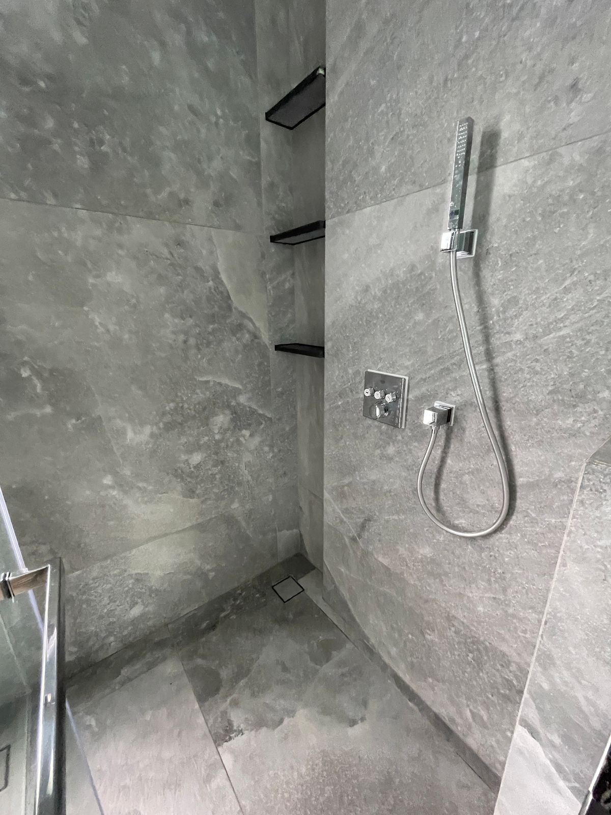 ขายบ้านเลียบทางด่วนรามอินทรา : บ้านเดี่ยวสุดหรู 95E1 (ไนน์ตี้ไฟว์อีสต์วัน) สไตล์ Ultra Luxury พร้อมสระว่ายน้ำส่วนตัว ใกล้ทางด่วนและย่านธุรกิจ บ้าน 3 ชั้น 4 ห้องนอน 7 ห้องน้ำ 5 ที่จอดรถ เข้าออก 2 ทาง ทั้งถนนเลียบทางด่วนเอกมัย – รามอินทรา และถนนเกษตร-นวมินทร์