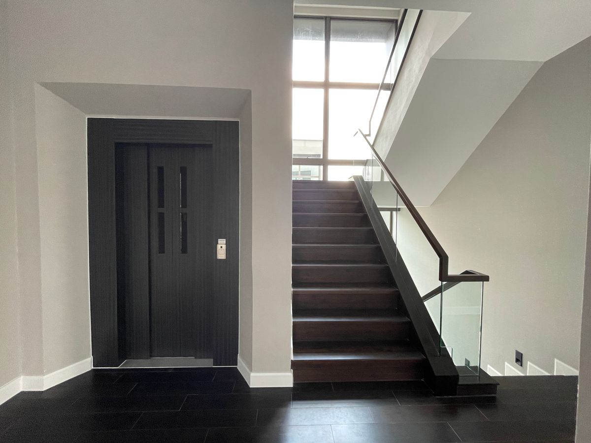 ขายบ้านเลียบทางด่วนรามอินทรา : บ้านเดี่ยวสุดหรู 95E1 (ไนน์ตี้ไฟว์อีสต์วัน) สไตล์ Ultra Luxury พร้อมสระว่ายน้ำส่วนตัว ใกล้ทางด่วนและย่านธุรกิจ บ้าน 3 ชั้น 4 ห้องนอน 7 ห้องน้ำ 5 ที่จอดรถ เข้าออก 2 ทาง ทั้งถนนเลียบทางด่วนเอกมัย – รามอินทรา และถนนเกษตร-นวมินทร์