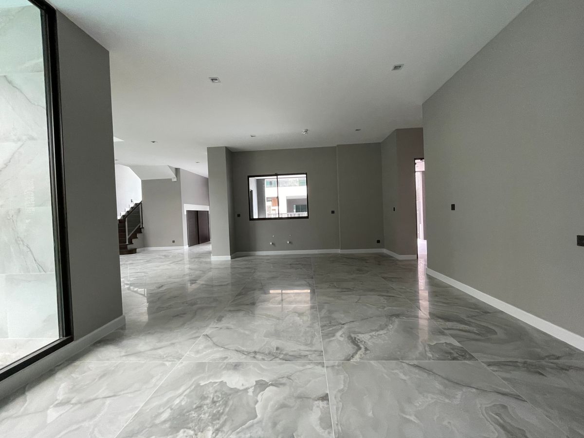 ขายบ้านเลียบทางด่วนรามอินทรา : บ้านเดี่ยวสุดหรู 95E1 (ไนน์ตี้ไฟว์อีสต์วัน) สไตล์ Ultra Luxury พร้อมสระว่ายน้ำส่วนตัว ใกล้ทางด่วนและย่านธุรกิจ บ้าน 3 ชั้น 4 ห้องนอน 7 ห้องน้ำ 5 ที่จอดรถ เข้าออก 2 ทาง ทั้งถนนเลียบทางด่วนเอกมัย – รามอินทรา และถนนเกษตร-นวมินทร์