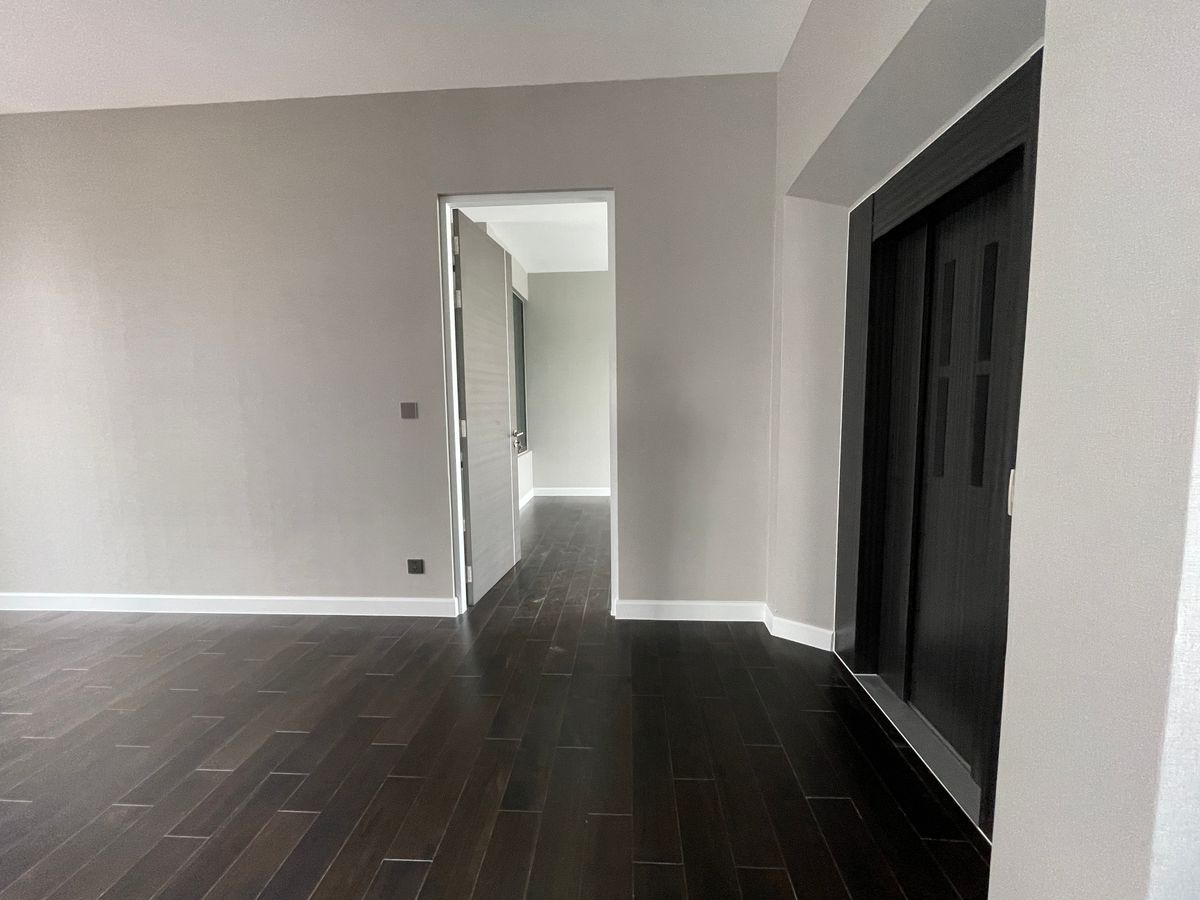 ขายบ้านเลียบทางด่วนรามอินทรา : บ้านเดี่ยวสุดหรู 95E1 (ไนน์ตี้ไฟว์อีสต์วัน) สไตล์ Ultra Luxury พร้อมสระว่ายน้ำส่วนตัว ใกล้ทางด่วนและย่านธุรกิจ บ้าน 3 ชั้น 4 ห้องนอน 7 ห้องน้ำ 5 ที่จอดรถ เข้าออก 2 ทาง ทั้งถนนเลียบทางด่วนเอกมัย – รามอินทรา และถนนเกษตร-นวมินทร์