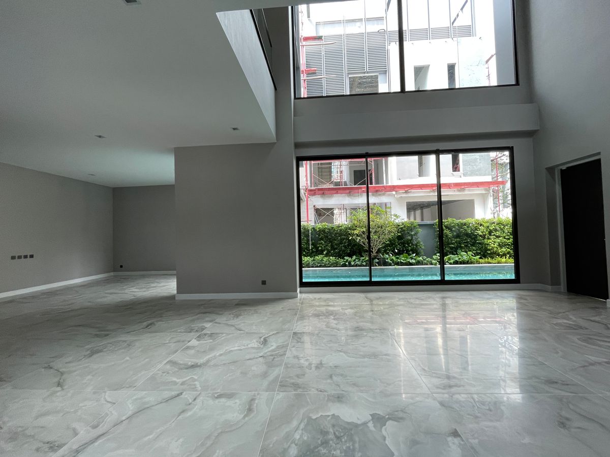 ขายบ้านเลียบทางด่วนรามอินทรา : บ้านเดี่ยวสุดหรู 95E1 (ไนน์ตี้ไฟว์อีสต์วัน) สไตล์ Ultra Luxury พร้อมสระว่ายน้ำส่วนตัว ใกล้ทางด่วนและย่านธุรกิจ บ้าน 3 ชั้น 4 ห้องนอน 7 ห้องน้ำ 5 ที่จอดรถ เข้าออก 2 ทาง ทั้งถนนเลียบทางด่วนเอกมัย – รามอินทรา และถนนเกษตร-นวมินทร์