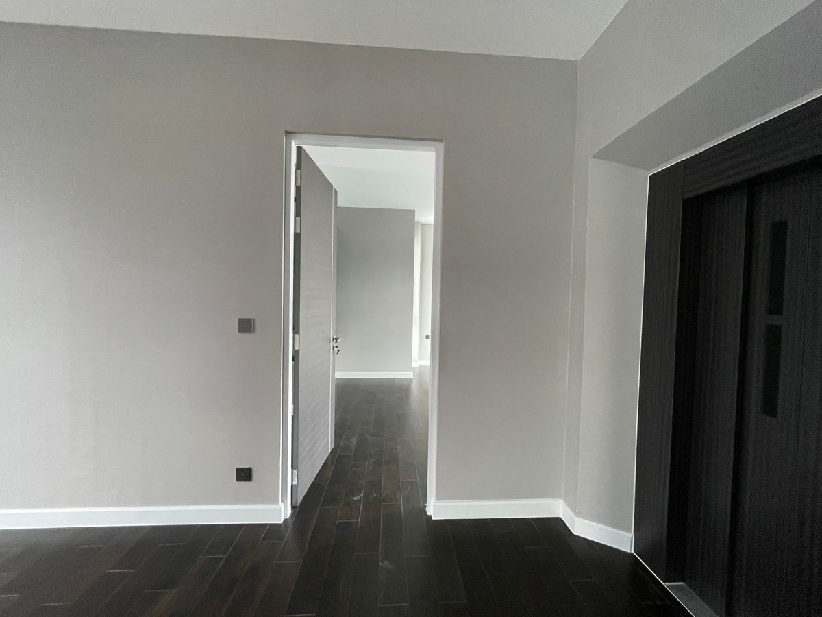 ขายบ้านเลียบทางด่วนรามอินทรา : บ้านเดี่ยวสุดหรู 95E1 (ไนน์ตี้ไฟว์อีสต์วัน) สไตล์ Ultra Luxury พร้อมสระว่ายน้ำส่วนตัว ใกล้ทางด่วนและย่านธุรกิจ บ้าน 3 ชั้น 4 ห้องนอน 7 ห้องน้ำ 5 ที่จอดรถ เข้าออก 2 ทาง ทั้งถนนเลียบทางด่วนเอกมัย – รามอินทรา และถนนเกษตร-นวมินทร์