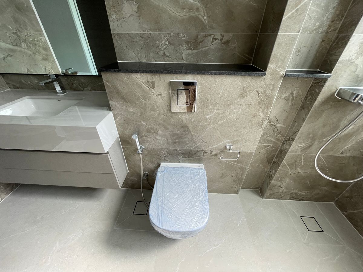 ขายบ้านเลียบทางด่วนรามอินทรา : บ้านเดี่ยวสุดหรู 95E1 (ไนน์ตี้ไฟว์อีสต์วัน) สไตล์ Ultra Luxury พร้อมสระว่ายน้ำส่วนตัว ใกล้ทางด่วนและย่านธุรกิจ บ้าน 3 ชั้น 4 ห้องนอน 7 ห้องน้ำ 5 ที่จอดรถ เข้าออก 2 ทาง ทั้งถนนเลียบทางด่วนเอกมัย – รามอินทรา และถนนเกษตร-นวมินทร์