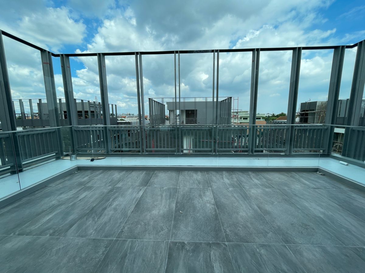 ขายบ้านเลียบทางด่วนรามอินทรา : บ้านเดี่ยวสุดหรู 95E1 (ไนน์ตี้ไฟว์อีสต์วัน) สไตล์ Ultra Luxury พร้อมสระว่ายน้ำส่วนตัว ใกล้ทางด่วนและย่านธุรกิจ บ้าน 3 ชั้น 4 ห้องนอน 7 ห้องน้ำ 5 ที่จอดรถ เข้าออก 2 ทาง ทั้งถนนเลียบทางด่วนเอกมัย – รามอินทรา และถนนเกษตร-นวมินทร์