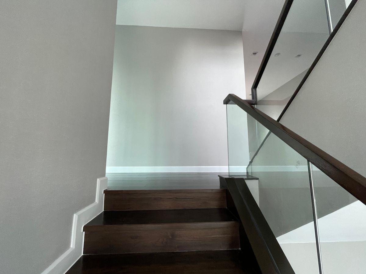 ขายบ้านเลียบทางด่วนรามอินทรา : บ้านเดี่ยวสุดหรู 95E1 (ไนน์ตี้ไฟว์อีสต์วัน) สไตล์ Ultra Luxury พร้อมสระว่ายน้ำส่วนตัว ใกล้ทางด่วนและย่านธุรกิจ บ้าน 3 ชั้น 4 ห้องนอน 7 ห้องน้ำ 5 ที่จอดรถ เข้าออก 2 ทาง ทั้งถนนเลียบทางด่วนเอกมัย – รามอินทรา และถนนเกษตร-นวมินทร์