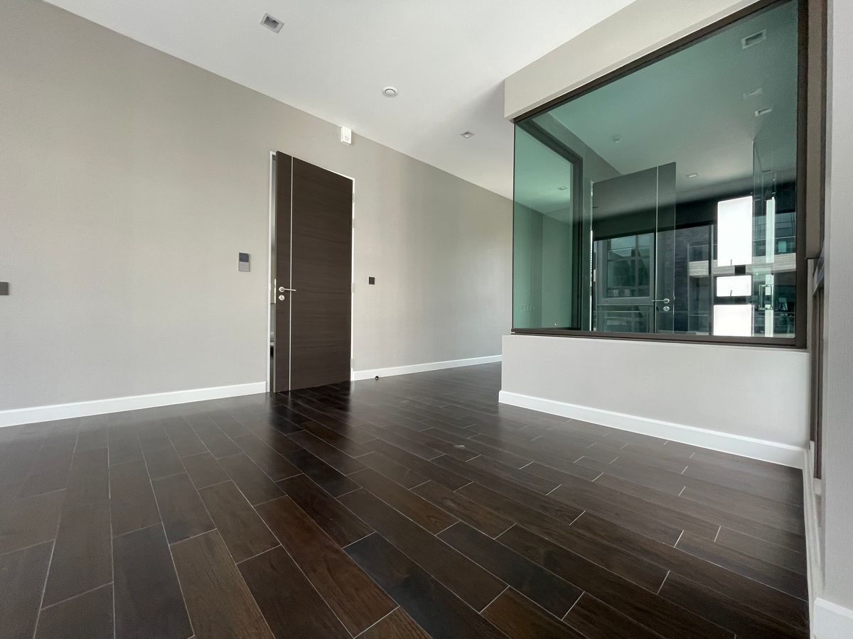 ขายบ้านเลียบทางด่วนรามอินทรา : บ้านเดี่ยวสุดหรู 95E1 (ไนน์ตี้ไฟว์อีสต์วัน) สไตล์ Ultra Luxury พร้อมสระว่ายน้ำส่วนตัว ใกล้ทางด่วนและย่านธุรกิจ บ้าน 3 ชั้น 4 ห้องนอน 7 ห้องน้ำ 5 ที่จอดรถ เข้าออก 2 ทาง ทั้งถนนเลียบทางด่วนเอกมัย – รามอินทรา และถนนเกษตร-นวมินทร์