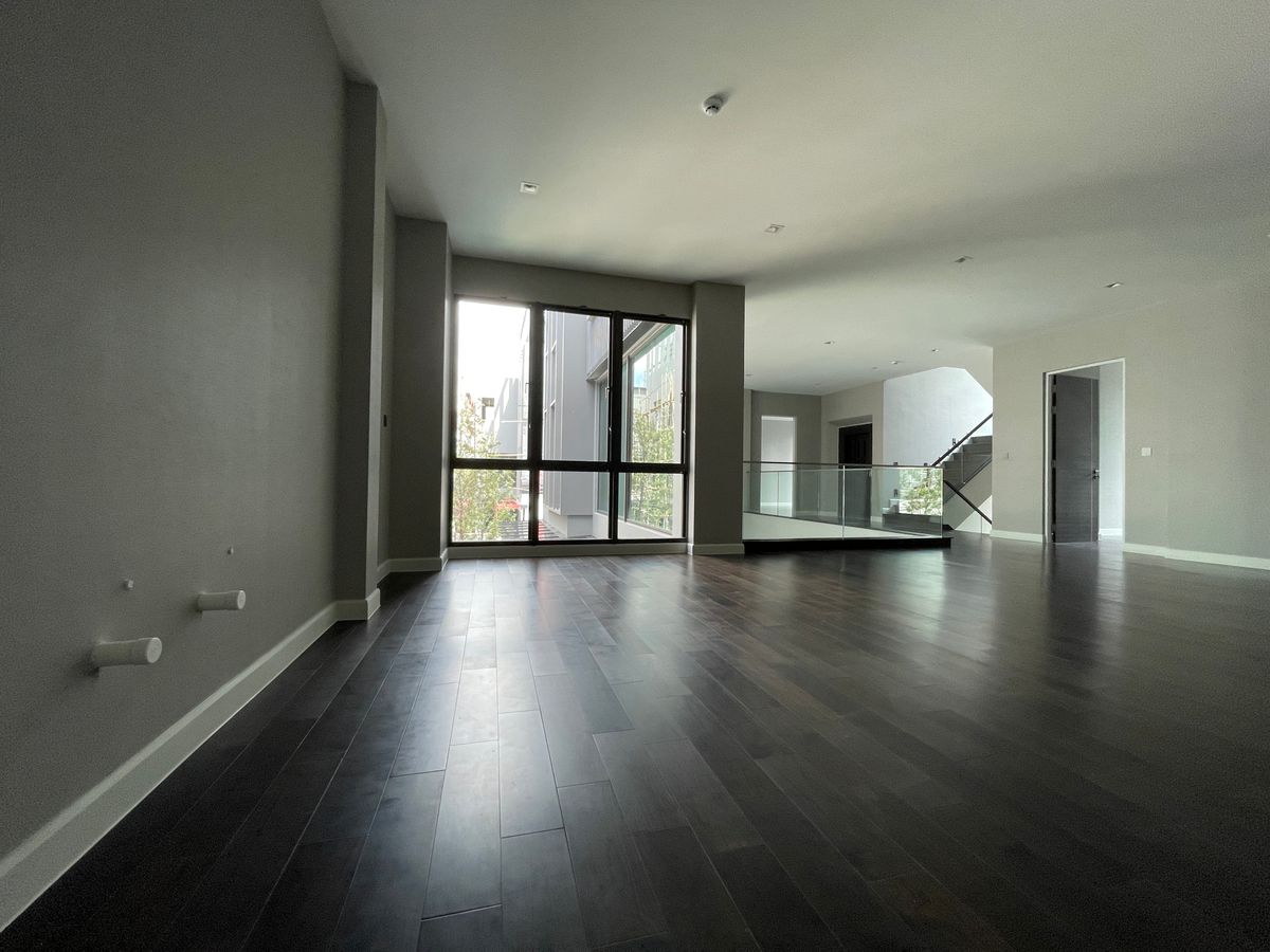 ขายบ้านเลียบทางด่วนรามอินทรา : บ้านเดี่ยวสุดหรู 95E1 (ไนน์ตี้ไฟว์อีสต์วัน) สไตล์ Ultra Luxury พร้อมสระว่ายน้ำส่วนตัว ใกล้ทางด่วนและย่านธุรกิจ บ้าน 3 ชั้น 4 ห้องนอน 7 ห้องน้ำ 5 ที่จอดรถ เข้าออก 2 ทาง ทั้งถนนเลียบทางด่วนเอกมัย – รามอินทรา และถนนเกษตร-นวมินทร์