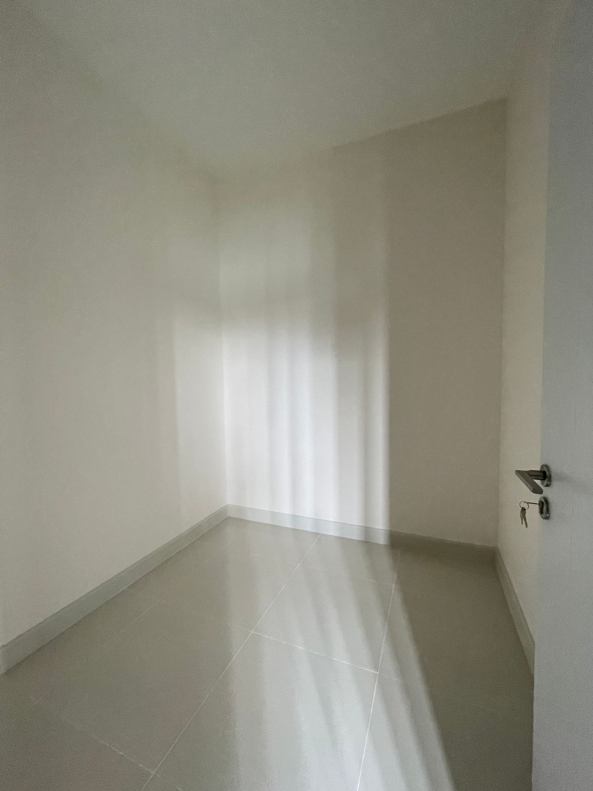 ขายบ้านเลียบทางด่วนรามอินทรา : บ้านเดี่ยวสุดหรู 95E1 (ไนน์ตี้ไฟว์อีสต์วัน) สไตล์ Ultra Luxury พร้อมสระว่ายน้ำส่วนตัว ใกล้ทางด่วนและย่านธุรกิจ บ้าน 3 ชั้น 4 ห้องนอน 7 ห้องน้ำ 5 ที่จอดรถ เข้าออก 2 ทาง ทั้งถนนเลียบทางด่วนเอกมัย – รามอินทรา และถนนเกษตร-นวมินทร์