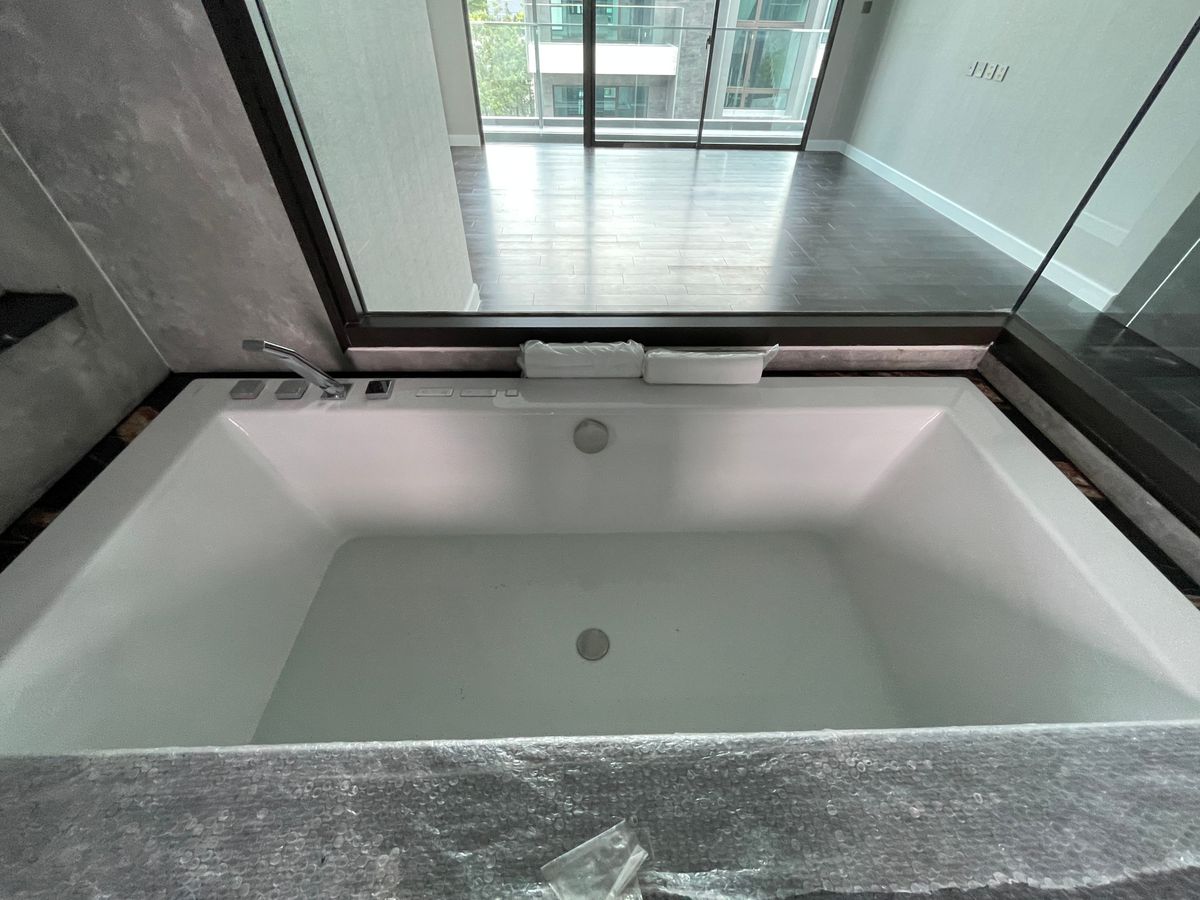 ขายบ้านเลียบทางด่วนรามอินทรา : บ้านเดี่ยวสุดหรู 95E1 (ไนน์ตี้ไฟว์อีสต์วัน) สไตล์ Ultra Luxury พร้อมสระว่ายน้ำส่วนตัว ใกล้ทางด่วนและย่านธุรกิจ บ้าน 3 ชั้น 4 ห้องนอน 7 ห้องน้ำ 5 ที่จอดรถ เข้าออก 2 ทาง ทั้งถนนเลียบทางด่วนเอกมัย – รามอินทรา และถนนเกษตร-นวมินทร์