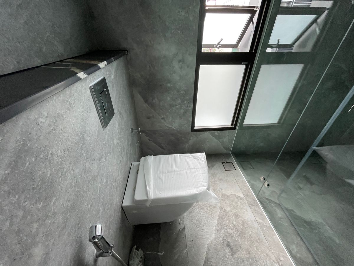 ขายบ้านเลียบทางด่วนรามอินทรา : บ้านเดี่ยวสุดหรู 95E1 (ไนน์ตี้ไฟว์อีสต์วัน) สไตล์ Ultra Luxury พร้อมสระว่ายน้ำส่วนตัว ใกล้ทางด่วนและย่านธุรกิจ บ้าน 3 ชั้น 4 ห้องนอน 7 ห้องน้ำ 5 ที่จอดรถ เข้าออก 2 ทาง ทั้งถนนเลียบทางด่วนเอกมัย – รามอินทรา และถนนเกษตร-นวมินทร์