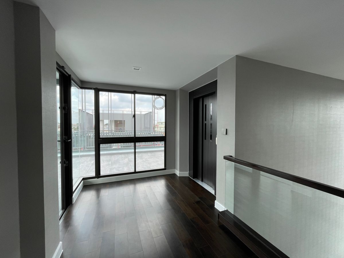 ขายบ้านเลียบทางด่วนรามอินทรา : บ้านเดี่ยวสุดหรู 95E1 (ไนน์ตี้ไฟว์อีสต์วัน) สไตล์ Ultra Luxury พร้อมสระว่ายน้ำส่วนตัว ใกล้ทางด่วนและย่านธุรกิจ บ้าน 3 ชั้น 4 ห้องนอน 7 ห้องน้ำ 5 ที่จอดรถ เข้าออก 2 ทาง ทั้งถนนเลียบทางด่วนเอกมัย – รามอินทรา และถนนเกษตร-นวมินทร์