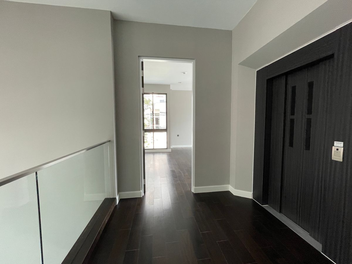 ขายบ้านเลียบทางด่วนรามอินทรา : บ้านเดี่ยวสุดหรู 95E1 (ไนน์ตี้ไฟว์อีสต์วัน) สไตล์ Ultra Luxury พร้อมสระว่ายน้ำส่วนตัว ใกล้ทางด่วนและย่านธุรกิจ บ้าน 3 ชั้น 4 ห้องนอน 7 ห้องน้ำ 5 ที่จอดรถ เข้าออก 2 ทาง ทั้งถนนเลียบทางด่วนเอกมัย – รามอินทรา และถนนเกษตร-นวมินทร์