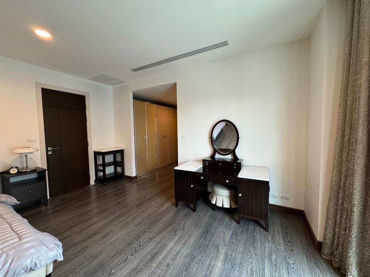 ให้เช่าคอนโดวิทยุ ชิดลม หลังสวน : ✨ให้เช่าคอนโดไซส์ใหญ่ ใกล้ BTS เพลินจิต✨ เดอะเครสท์ ร่วมฤดี (3 ห้องนอน, 3 ห้องน้ำ) ติดต่อ 086-795-9997