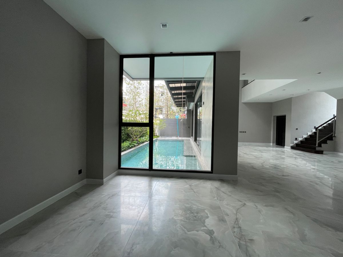 ขายบ้านเลียบทางด่วนรามอินทรา : บ้านเดี่ยวสุดหรู 95E1 (ไนน์ตี้ไฟว์อีสต์วัน) สไตล์ Ultra Luxury พร้อมสระว่ายน้ำส่วนตัว ใกล้ทางด่วนและย่านธุรกิจ บ้าน 3 ชั้น 4 ห้องนอน 7 ห้องน้ำ 5 ที่จอดรถ เข้าออก 2 ทาง ทั้งถนนเลียบทางด่วนเอกมัย – รามอินทรา และถนนเกษตร-นวมินทร์