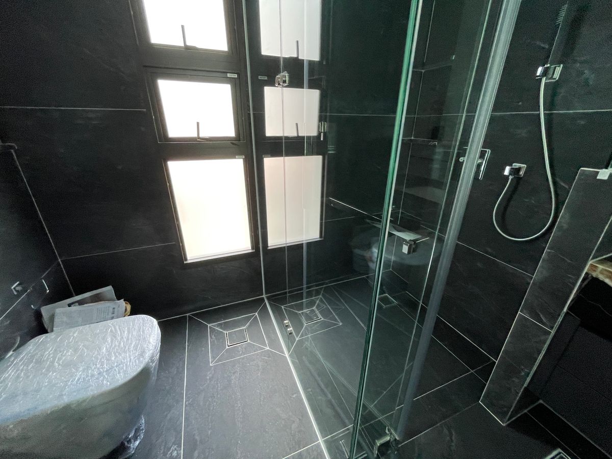 ขายบ้านเลียบทางด่วนรามอินทรา : บ้านเดี่ยวสุดหรู 95E1 (ไนน์ตี้ไฟว์อีสต์วัน) สไตล์ Ultra Luxury พร้อมสระว่ายน้ำส่วนตัว ใกล้ทางด่วนและย่านธุรกิจ บ้าน 3 ชั้น 4 ห้องนอน 7 ห้องน้ำ 5 ที่จอดรถ เข้าออก 2 ทาง ทั้งถนนเลียบทางด่วนเอกมัย – รามอินทรา และถนนเกษตร-นวมินทร์