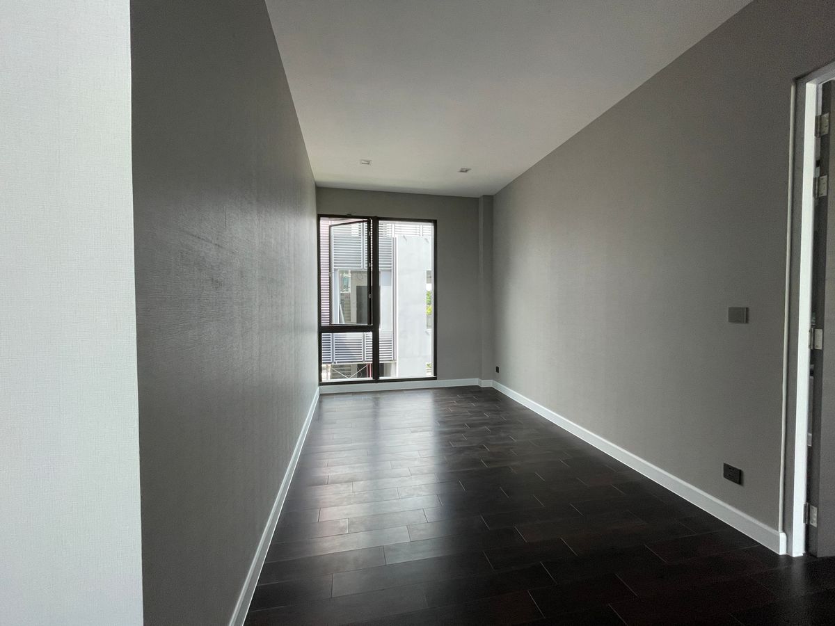 ขายบ้านเลียบทางด่วนรามอินทรา : บ้านเดี่ยวสุดหรู 95E1 (ไนน์ตี้ไฟว์อีสต์วัน) สไตล์ Ultra Luxury พร้อมสระว่ายน้ำส่วนตัว ใกล้ทางด่วนและย่านธุรกิจ บ้าน 3 ชั้น 4 ห้องนอน 7 ห้องน้ำ 5 ที่จอดรถ เข้าออก 2 ทาง ทั้งถนนเลียบทางด่วนเอกมัย – รามอินทรา และถนนเกษตร-นวมินทร์