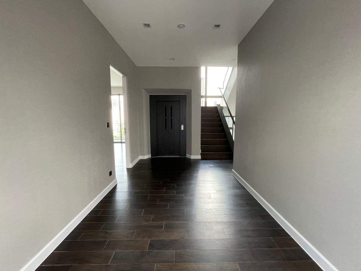 ขายบ้านเลียบทางด่วนรามอินทรา : บ้านเดี่ยวสุดหรู 95E1 (ไนน์ตี้ไฟว์อีสต์วัน) สไตล์ Ultra Luxury พร้อมสระว่ายน้ำส่วนตัว ใกล้ทางด่วนและย่านธุรกิจ บ้าน 3 ชั้น 4 ห้องนอน 7 ห้องน้ำ 5 ที่จอดรถ เข้าออก 2 ทาง ทั้งถนนเลียบทางด่วนเอกมัย – รามอินทรา และถนนเกษตร-นวมินทร์