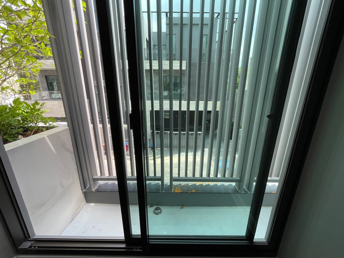 ขายบ้านเลียบทางด่วนรามอินทรา : บ้านเดี่ยวสุดหรู 95E1 (ไนน์ตี้ไฟว์อีสต์วัน) สไตล์ Ultra Luxury พร้อมสระว่ายน้ำส่วนตัว ใกล้ทางด่วนและย่านธุรกิจ บ้าน 3 ชั้น 4 ห้องนอน 7 ห้องน้ำ 5 ที่จอดรถ เข้าออก 2 ทาง ทั้งถนนเลียบทางด่วนเอกมัย – รามอินทรา และถนนเกษตร-นวมินทร์