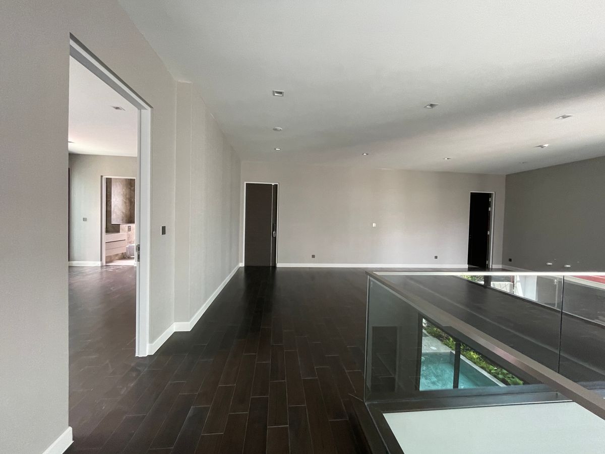 ขายบ้านเลียบทางด่วนรามอินทรา : บ้านเดี่ยวสุดหรู 95E1 (ไนน์ตี้ไฟว์อีสต์วัน) สไตล์ Ultra Luxury พร้อมสระว่ายน้ำส่วนตัว ใกล้ทางด่วนและย่านธุรกิจ บ้าน 3 ชั้น 4 ห้องนอน 7 ห้องน้ำ 5 ที่จอดรถ เข้าออก 2 ทาง ทั้งถนนเลียบทางด่วนเอกมัย – รามอินทรา และถนนเกษตร-นวมินทร์