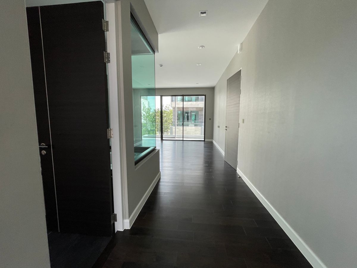 ขายบ้านเลียบทางด่วนรามอินทรา : บ้านเดี่ยวสุดหรู 95E1 (ไนน์ตี้ไฟว์อีสต์วัน) สไตล์ Ultra Luxury พร้อมสระว่ายน้ำส่วนตัว ใกล้ทางด่วนและย่านธุรกิจ บ้าน 3 ชั้น 4 ห้องนอน 7 ห้องน้ำ 5 ที่จอดรถ เข้าออก 2 ทาง ทั้งถนนเลียบทางด่วนเอกมัย – รามอินทรา และถนนเกษตร-นวมินทร์