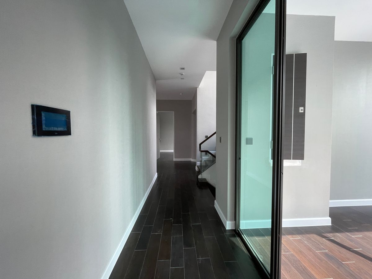 ขายบ้านเลียบทางด่วนรามอินทรา : บ้านเดี่ยวสุดหรู 95E1 (ไนน์ตี้ไฟว์อีสต์วัน) สไตล์ Ultra Luxury พร้อมสระว่ายน้ำส่วนตัว ใกล้ทางด่วนและย่านธุรกิจ บ้าน 3 ชั้น 4 ห้องนอน 7 ห้องน้ำ 5 ที่จอดรถ เข้าออก 2 ทาง ทั้งถนนเลียบทางด่วนเอกมัย – รามอินทรา และถนนเกษตร-นวมินทร์