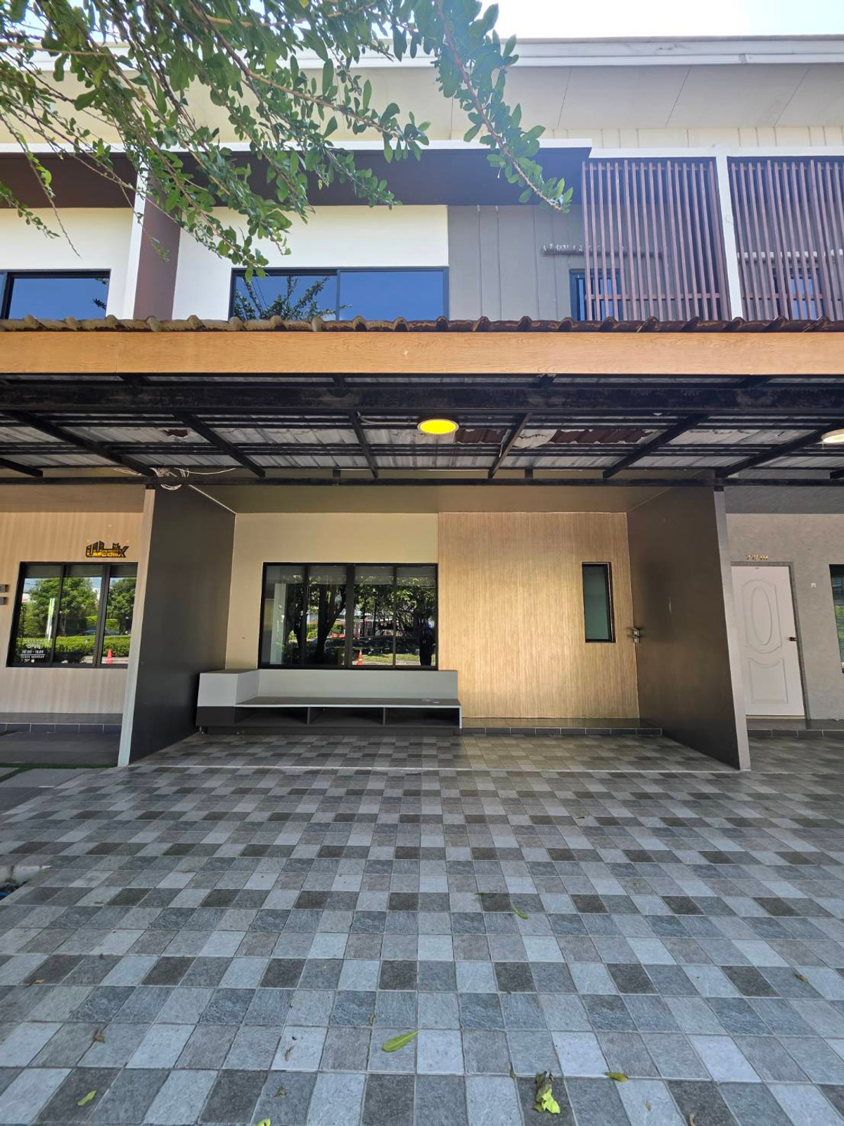 For RentTownhomeChaengwatana, Muangthong : Rent 2 townhomes next to The Connect 41 Chaeng Watthana -Tiwanon, near Lotus Tiwanon for 5 minutes.