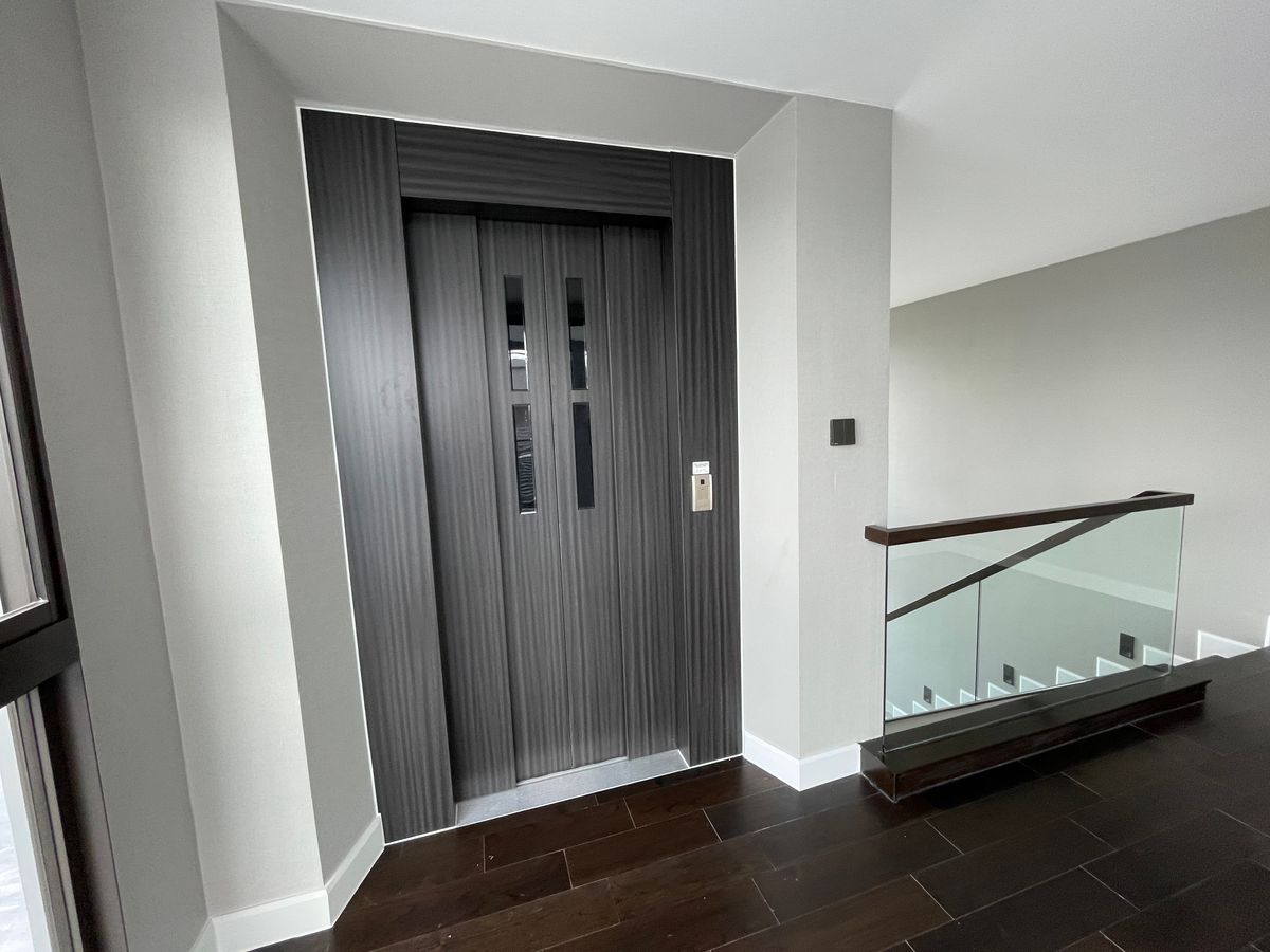 ขายบ้านเลียบทางด่วนรามอินทรา : บ้านเดี่ยวสุดหรู 95E1 (ไนน์ตี้ไฟว์อีสต์วัน) สไตล์ Ultra Luxury พร้อมสระว่ายน้ำส่วนตัว ใกล้ทางด่วนและย่านธุรกิจ บ้าน 3 ชั้น 4 ห้องนอน 7 ห้องน้ำ 5 ที่จอดรถ เข้าออก 2 ทาง ทั้งถนนเลียบทางด่วนเอกมัย – รามอินทรา และถนนเกษตร-นวมินทร์