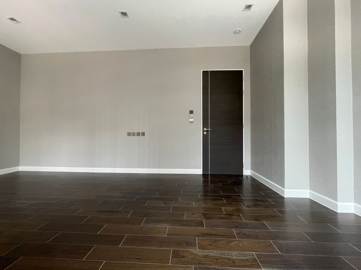 ขายบ้านเลียบทางด่วนรามอินทรา : บ้านเดี่ยวสุดหรู 95E1 (ไนน์ตี้ไฟว์อีสต์วัน) สไตล์ Ultra Luxury พร้อมสระว่ายน้ำส่วนตัว ใกล้ทางด่วนและย่านธุรกิจ บ้าน 3 ชั้น 4 ห้องนอน 7 ห้องน้ำ 5 ที่จอดรถ เข้าออก 2 ทาง ทั้งถนนเลียบทางด่วนเอกมัย – รามอินทรา และถนนเกษตร-นวมินทร์