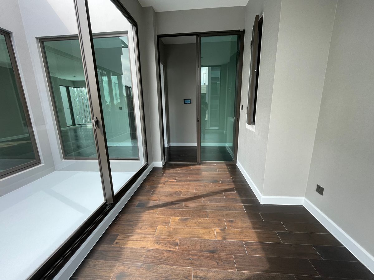 ขายบ้านเลียบทางด่วนรามอินทรา : บ้านเดี่ยวสุดหรู 95E1 (ไนน์ตี้ไฟว์อีสต์วัน) สไตล์ Ultra Luxury พร้อมสระว่ายน้ำส่วนตัว ใกล้ทางด่วนและย่านธุรกิจ บ้าน 3 ชั้น 4 ห้องนอน 7 ห้องน้ำ 5 ที่จอดรถ เข้าออก 2 ทาง ทั้งถนนเลียบทางด่วนเอกมัย – รามอินทรา และถนนเกษตร-นวมินทร์