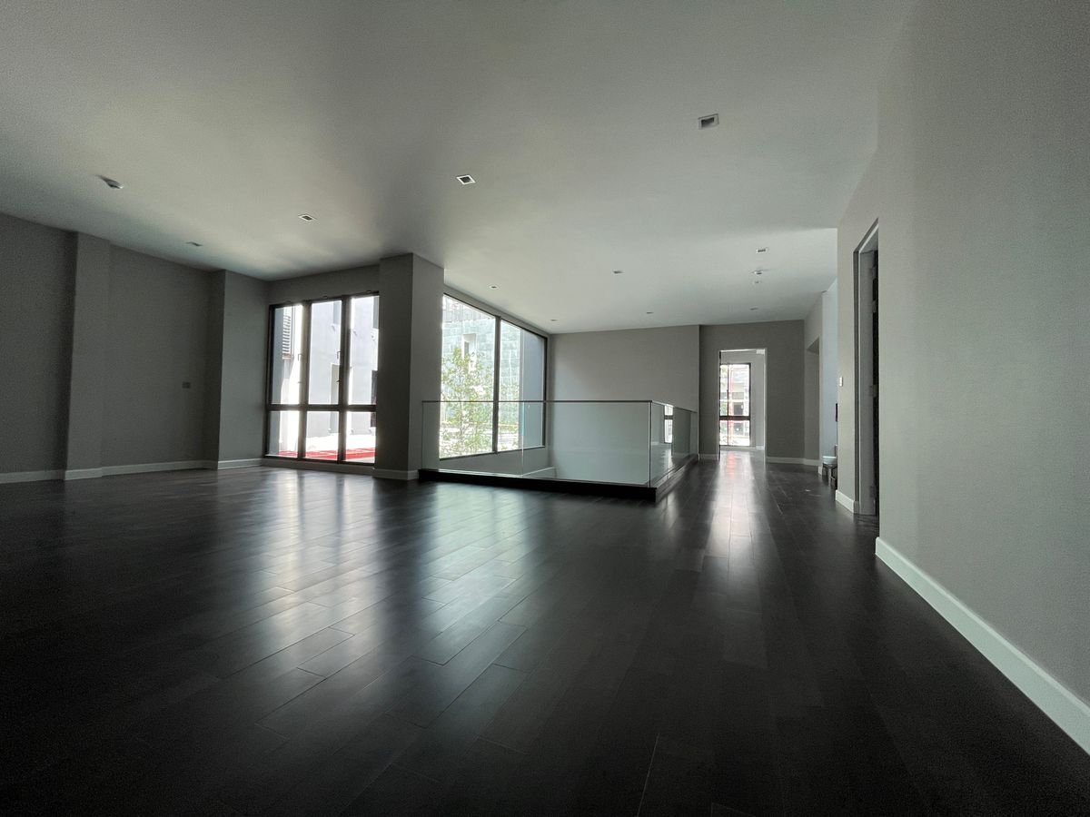 ขายบ้านเลียบทางด่วนรามอินทรา : บ้านเดี่ยวสุดหรู 95E1 (ไนน์ตี้ไฟว์อีสต์วัน) สไตล์ Ultra Luxury พร้อมสระว่ายน้ำส่วนตัว ใกล้ทางด่วนและย่านธุรกิจ บ้าน 3 ชั้น 4 ห้องนอน 7 ห้องน้ำ 5 ที่จอดรถ เข้าออก 2 ทาง ทั้งถนนเลียบทางด่วนเอกมัย – รามอินทรา และถนนเกษตร-นวมินทร์