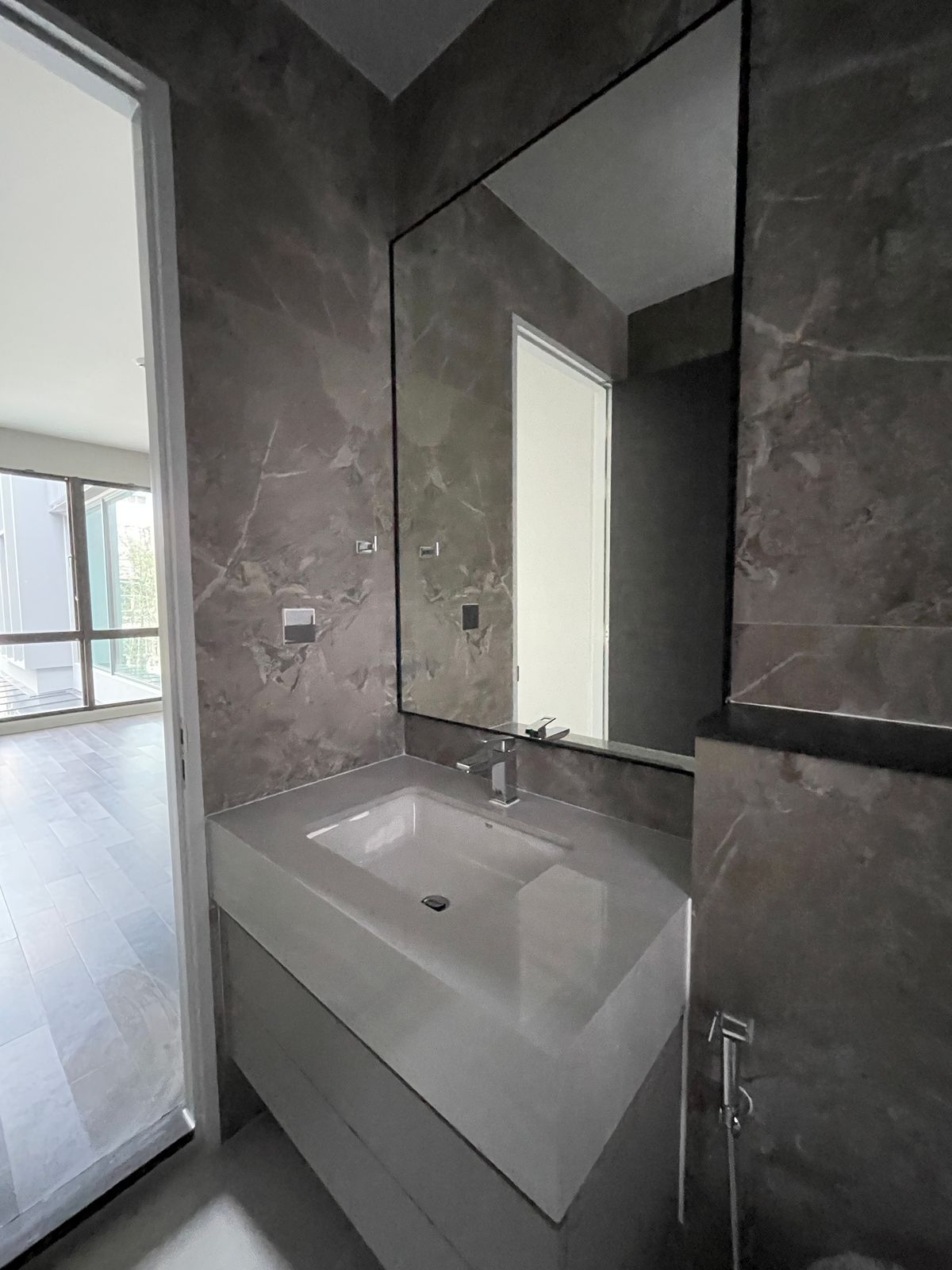 ขายบ้านเลียบทางด่วนรามอินทรา : บ้านเดี่ยวสุดหรู 95E1 (ไนน์ตี้ไฟว์อีสต์วัน) สไตล์ Ultra Luxury พร้อมสระว่ายน้ำส่วนตัว ใกล้ทางด่วนและย่านธุรกิจ บ้าน 3 ชั้น 4 ห้องนอน 7 ห้องน้ำ 5 ที่จอดรถ เข้าออก 2 ทาง ทั้งถนนเลียบทางด่วนเอกมัย – รามอินทรา และถนนเกษตร-นวมินทร์