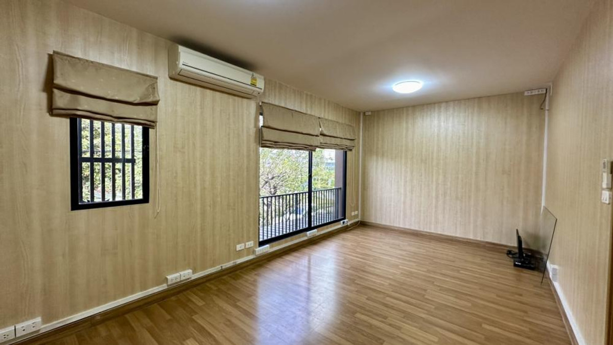 For RentTownhomeChaengwatana, Muangthong : Rent 2 townhomes next to The Connect 41 Chaeng Watthana -Tiwanon, near Lotus Tiwanon for 5 minutes.