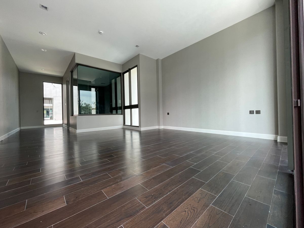 ขายบ้านเลียบทางด่วนรามอินทรา : บ้านเดี่ยวสุดหรู 95E1 (ไนน์ตี้ไฟว์อีสต์วัน) สไตล์ Ultra Luxury พร้อมสระว่ายน้ำส่วนตัว ใกล้ทางด่วนและย่านธุรกิจ บ้าน 3 ชั้น 4 ห้องนอน 7 ห้องน้ำ 5 ที่จอดรถ เข้าออก 2 ทาง ทั้งถนนเลียบทางด่วนเอกมัย – รามอินทรา และถนนเกษตร-นวมินทร์