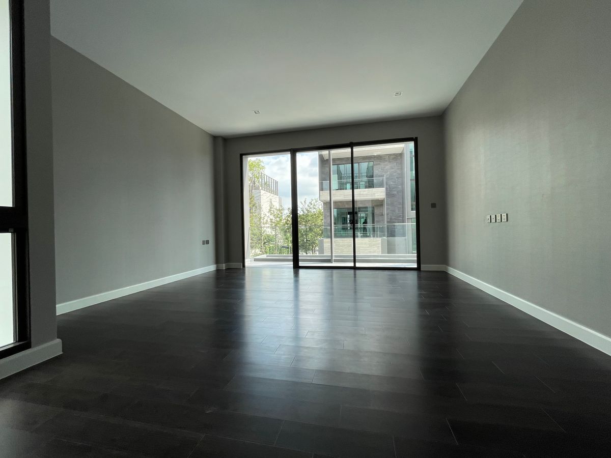 ขายบ้านเลียบทางด่วนรามอินทรา : บ้านเดี่ยวสุดหรู 95E1 (ไนน์ตี้ไฟว์อีสต์วัน) สไตล์ Ultra Luxury พร้อมสระว่ายน้ำส่วนตัว ใกล้ทางด่วนและย่านธุรกิจ บ้าน 3 ชั้น 4 ห้องนอน 7 ห้องน้ำ 5 ที่จอดรถ เข้าออก 2 ทาง ทั้งถนนเลียบทางด่วนเอกมัย – รามอินทรา และถนนเกษตร-นวมินทร์