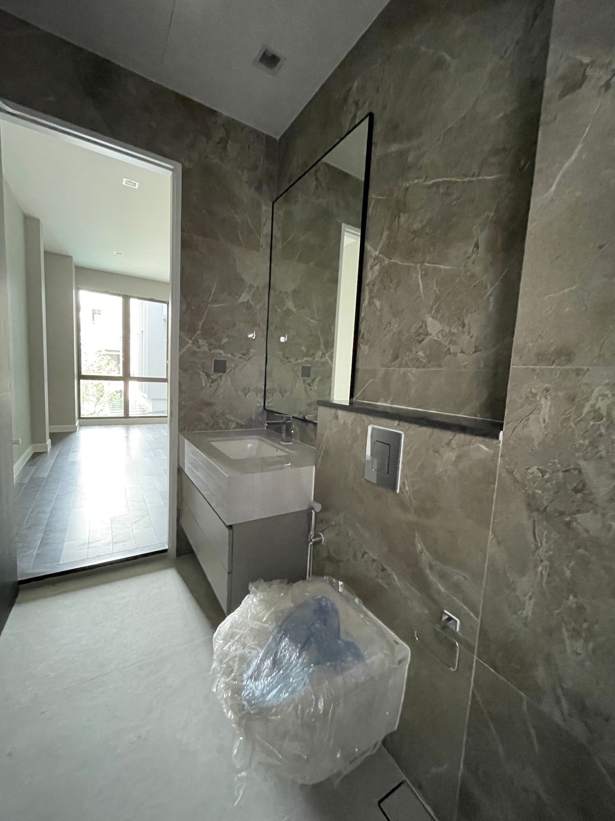 ขายบ้านเลียบทางด่วนรามอินทรา : บ้านเดี่ยวสุดหรู 95E1 (ไนน์ตี้ไฟว์อีสต์วัน) สไตล์ Ultra Luxury พร้อมสระว่ายน้ำส่วนตัว ใกล้ทางด่วนและย่านธุรกิจ บ้าน 3 ชั้น 4 ห้องนอน 7 ห้องน้ำ 5 ที่จอดรถ เข้าออก 2 ทาง ทั้งถนนเลียบทางด่วนเอกมัย – รามอินทรา และถนนเกษตร-นวมินทร์