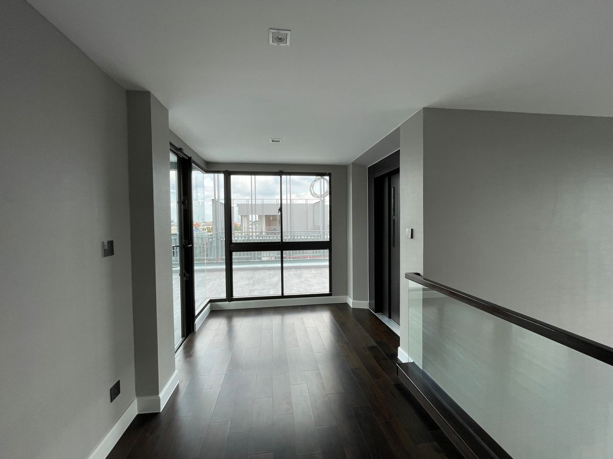 ขายบ้านเลียบทางด่วนรามอินทรา : บ้านเดี่ยวสุดหรู 95E1 (ไนน์ตี้ไฟว์อีสต์วัน) สไตล์ Ultra Luxury พร้อมสระว่ายน้ำส่วนตัว ใกล้ทางด่วนและย่านธุรกิจ บ้าน 3 ชั้น 4 ห้องนอน 7 ห้องน้ำ 5 ที่จอดรถ เข้าออก 2 ทาง ทั้งถนนเลียบทางด่วนเอกมัย – รามอินทรา และถนนเกษตร-นวมินทร์