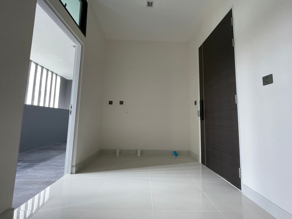 ขายบ้านเลียบทางด่วนรามอินทรา : บ้านเดี่ยวสุดหรู 95E1 (ไนน์ตี้ไฟว์อีสต์วัน) สไตล์ Ultra Luxury พร้อมสระว่ายน้ำส่วนตัว ใกล้ทางด่วนและย่านธุรกิจ บ้าน 3 ชั้น 4 ห้องนอน 7 ห้องน้ำ 5 ที่จอดรถ เข้าออก 2 ทาง ทั้งถนนเลียบทางด่วนเอกมัย – รามอินทรา และถนนเกษตร-นวมินทร์