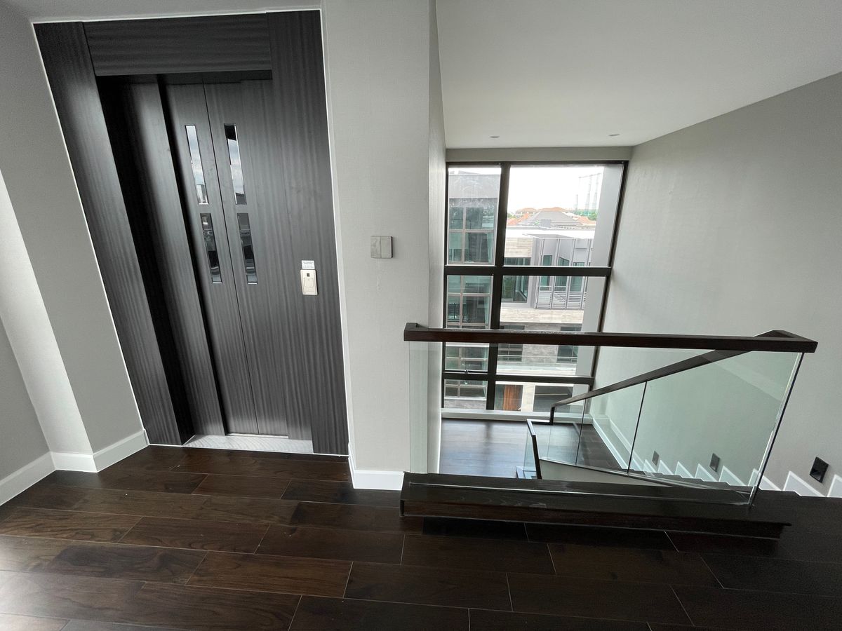 ขายบ้านเลียบทางด่วนรามอินทรา : บ้านเดี่ยวสุดหรู 95E1 (ไนน์ตี้ไฟว์อีสต์วัน) สไตล์ Ultra Luxury พร้อมสระว่ายน้ำส่วนตัว ใกล้ทางด่วนและย่านธุรกิจ บ้าน 3 ชั้น 4 ห้องนอน 7 ห้องน้ำ 5 ที่จอดรถ เข้าออก 2 ทาง ทั้งถนนเลียบทางด่วนเอกมัย – รามอินทรา และถนนเกษตร-นวมินทร์