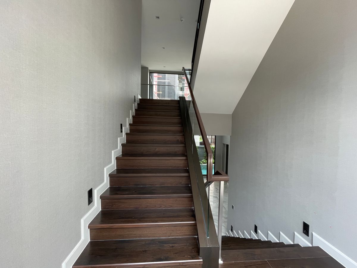 ขายบ้านเลียบทางด่วนรามอินทรา : บ้านเดี่ยวสุดหรู 95E1 (ไนน์ตี้ไฟว์อีสต์วัน) สไตล์ Ultra Luxury พร้อมสระว่ายน้ำส่วนตัว ใกล้ทางด่วนและย่านธุรกิจ บ้าน 3 ชั้น 4 ห้องนอน 7 ห้องน้ำ 5 ที่จอดรถ เข้าออก 2 ทาง ทั้งถนนเลียบทางด่วนเอกมัย – รามอินทรา และถนนเกษตร-นวมินทร์