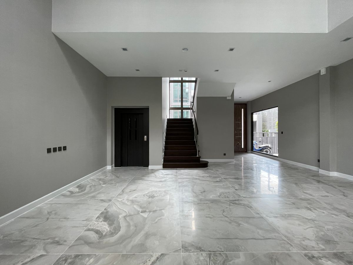 ขายบ้านเลียบทางด่วนรามอินทรา : บ้านเดี่ยวสุดหรู 95E1 (ไนน์ตี้ไฟว์อีสต์วัน) สไตล์ Ultra Luxury พร้อมสระว่ายน้ำส่วนตัว ใกล้ทางด่วนและย่านธุรกิจ บ้าน 3 ชั้น 4 ห้องนอน 7 ห้องน้ำ 5 ที่จอดรถ เข้าออก 2 ทาง ทั้งถนนเลียบทางด่วนเอกมัย – รามอินทรา และถนนเกษตร-นวมินทร์