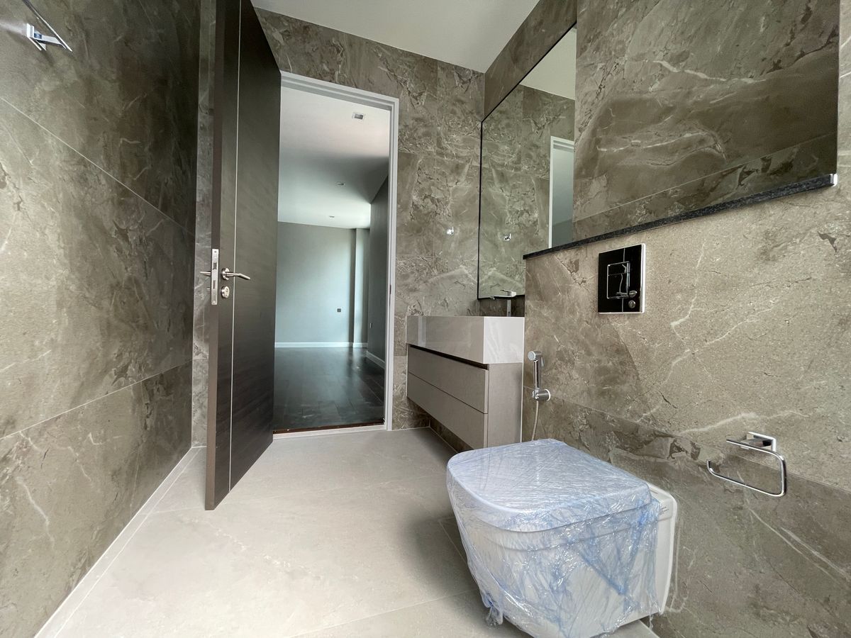 ขายบ้านเลียบทางด่วนรามอินทรา : บ้านเดี่ยวสุดหรู 95E1 (ไนน์ตี้ไฟว์อีสต์วัน) สไตล์ Ultra Luxury พร้อมสระว่ายน้ำส่วนตัว ใกล้ทางด่วนและย่านธุรกิจ บ้าน 3 ชั้น 4 ห้องนอน 7 ห้องน้ำ 5 ที่จอดรถ เข้าออก 2 ทาง ทั้งถนนเลียบทางด่วนเอกมัย – รามอินทรา และถนนเกษตร-นวมินทร์