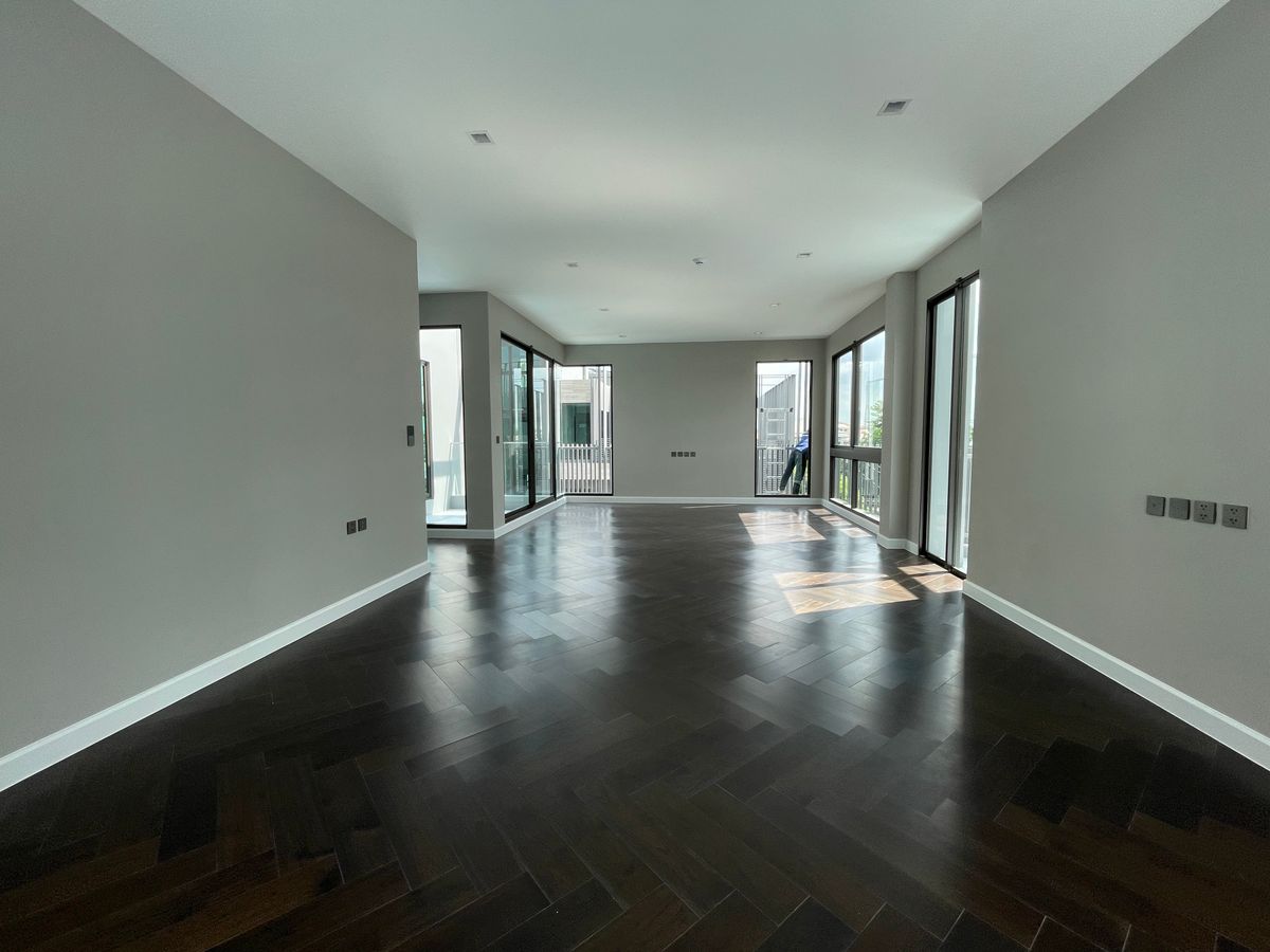 ขายบ้านเลียบทางด่วนรามอินทรา : บ้านเดี่ยวสุดหรู 95E1 (ไนน์ตี้ไฟว์อีสต์วัน) สไตล์ Ultra Luxury พร้อมสระว่ายน้ำส่วนตัว ใกล้ทางด่วนและย่านธุรกิจ บ้าน 3 ชั้น 4 ห้องนอน 7 ห้องน้ำ 5 ที่จอดรถ เข้าออก 2 ทาง ทั้งถนนเลียบทางด่วนเอกมัย – รามอินทรา และถนนเกษตร-นวมินทร์