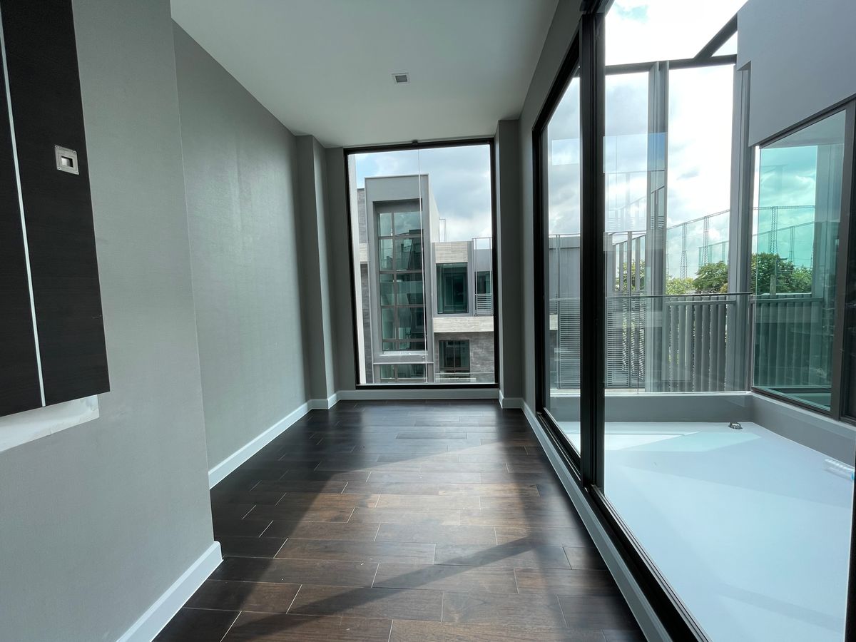 ขายบ้านเลียบทางด่วนรามอินทรา : บ้านเดี่ยวสุดหรู 95E1 (ไนน์ตี้ไฟว์อีสต์วัน) สไตล์ Ultra Luxury พร้อมสระว่ายน้ำส่วนตัว ใกล้ทางด่วนและย่านธุรกิจ บ้าน 3 ชั้น 4 ห้องนอน 7 ห้องน้ำ 5 ที่จอดรถ เข้าออก 2 ทาง ทั้งถนนเลียบทางด่วนเอกมัย – รามอินทรา และถนนเกษตร-นวมินทร์