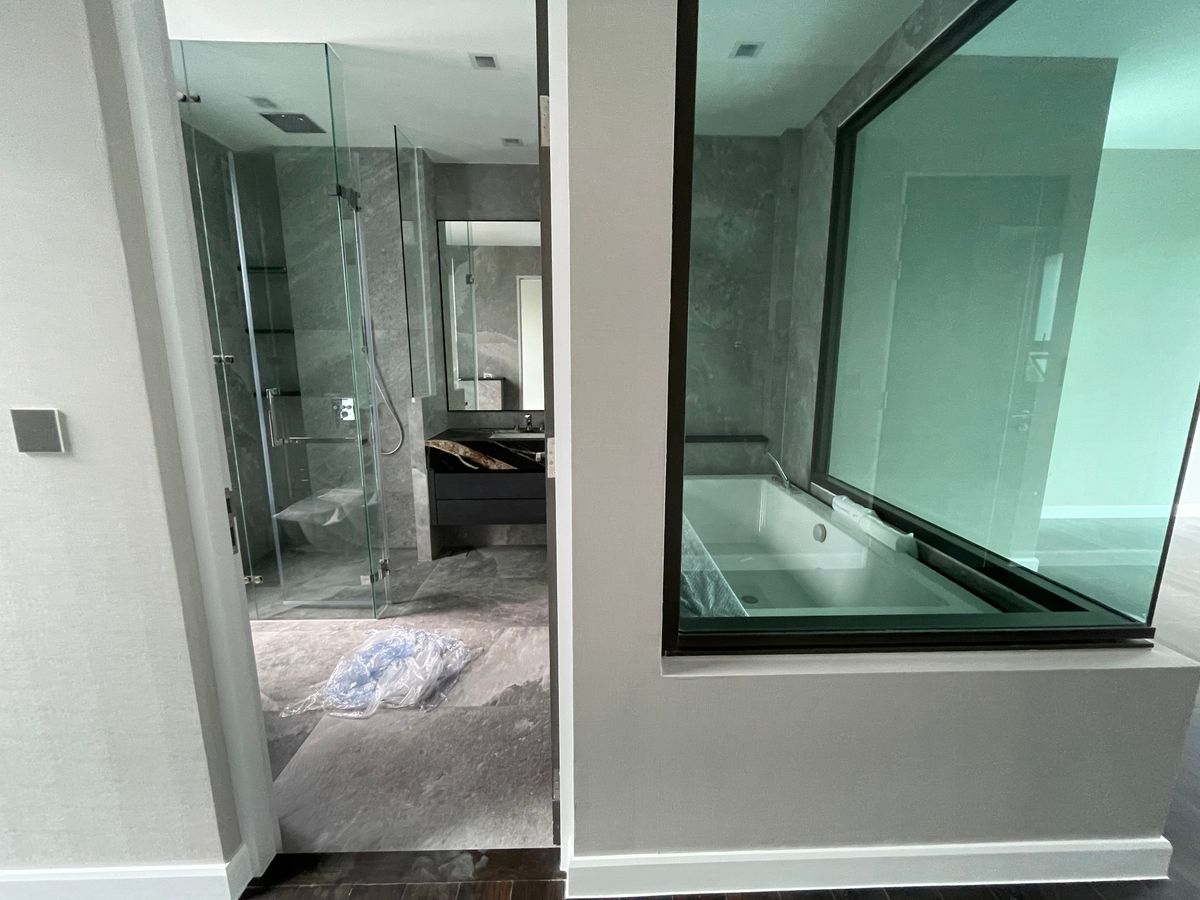 ขายบ้านเลียบทางด่วนรามอินทรา : บ้านเดี่ยวสุดหรู 95E1 (ไนน์ตี้ไฟว์อีสต์วัน) สไตล์ Ultra Luxury พร้อมสระว่ายน้ำส่วนตัว ใกล้ทางด่วนและย่านธุรกิจ บ้าน 3 ชั้น 4 ห้องนอน 7 ห้องน้ำ 5 ที่จอดรถ เข้าออก 2 ทาง ทั้งถนนเลียบทางด่วนเอกมัย – รามอินทรา และถนนเกษตร-นวมินทร์