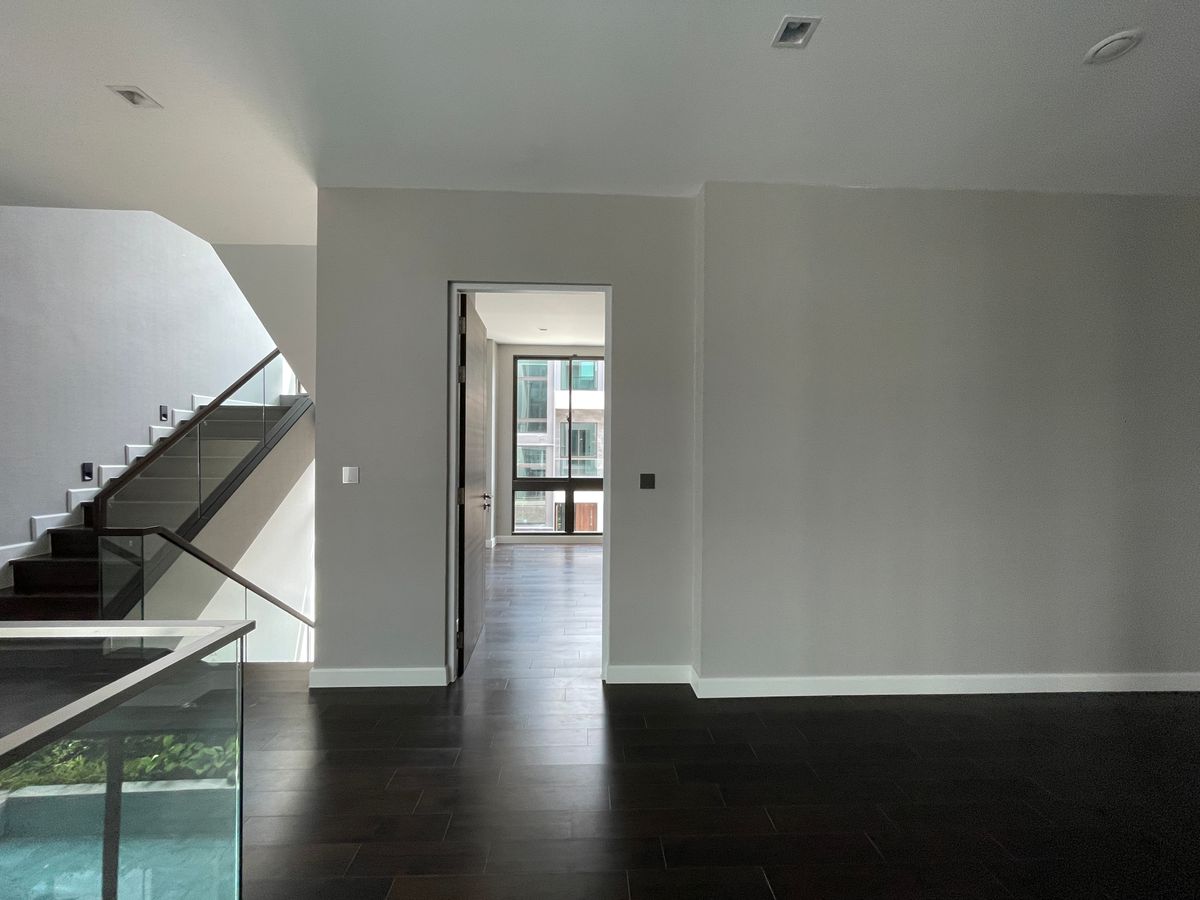 ขายบ้านเลียบทางด่วนรามอินทรา : บ้านเดี่ยวสุดหรู 95E1 (ไนน์ตี้ไฟว์อีสต์วัน) สไตล์ Ultra Luxury พร้อมสระว่ายน้ำส่วนตัว ใกล้ทางด่วนและย่านธุรกิจ บ้าน 3 ชั้น 4 ห้องนอน 7 ห้องน้ำ 5 ที่จอดรถ เข้าออก 2 ทาง ทั้งถนนเลียบทางด่วนเอกมัย – รามอินทรา และถนนเกษตร-นวมินทร์