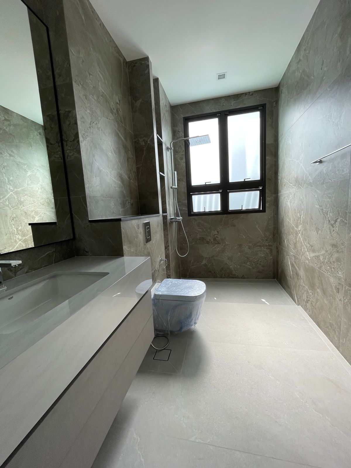 ขายบ้านเลียบทางด่วนรามอินทรา : บ้านเดี่ยวสุดหรู 95E1 (ไนน์ตี้ไฟว์อีสต์วัน) สไตล์ Ultra Luxury พร้อมสระว่ายน้ำส่วนตัว ใกล้ทางด่วนและย่านธุรกิจ บ้าน 3 ชั้น 4 ห้องนอน 7 ห้องน้ำ 5 ที่จอดรถ เข้าออก 2 ทาง ทั้งถนนเลียบทางด่วนเอกมัย – รามอินทรา และถนนเกษตร-นวมินทร์