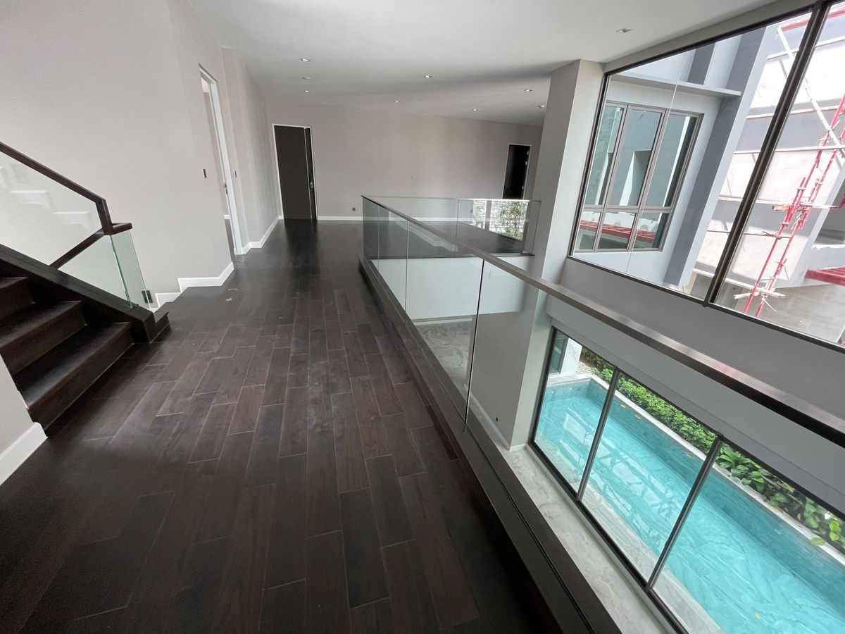 ขายบ้านเลียบทางด่วนรามอินทรา : บ้านเดี่ยวสุดหรู 95E1 (ไนน์ตี้ไฟว์อีสต์วัน) สไตล์ Ultra Luxury พร้อมสระว่ายน้ำส่วนตัว ใกล้ทางด่วนและย่านธุรกิจ บ้าน 3 ชั้น 4 ห้องนอน 7 ห้องน้ำ 5 ที่จอดรถ เข้าออก 2 ทาง ทั้งถนนเลียบทางด่วนเอกมัย – รามอินทรา และถนนเกษตร-นวมินทร์